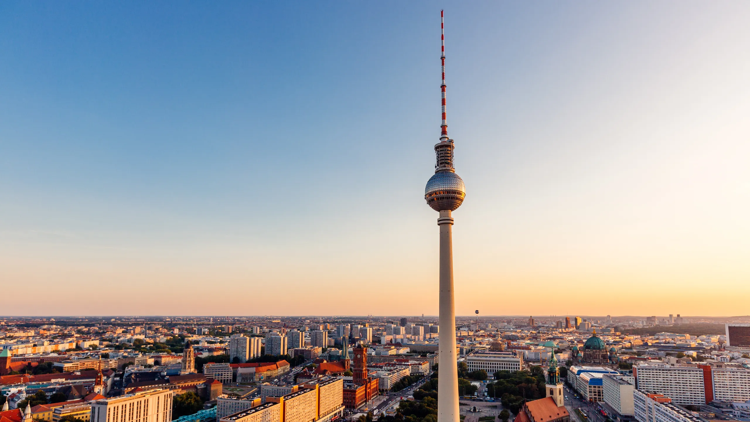 Fernsehturm de Berlin vue aérienne